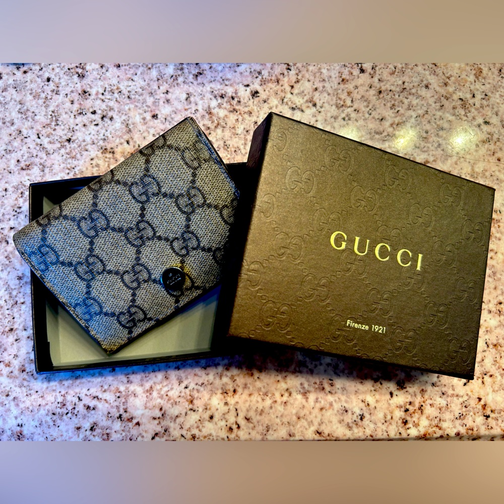 Gucci Supreme Monogram Cardholder